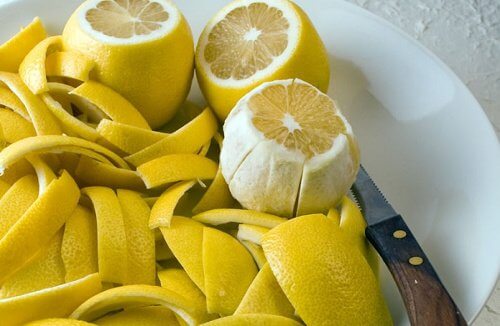 Coaja de lămâaie conține mulți nutrienți