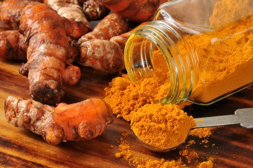 Curcuma ca ingredient într-o pastă de dinți naturală