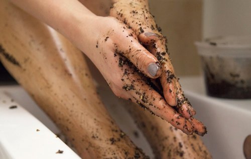Cafeaua poate fi folosită pentru a prepara o mască exfoliantă minunată