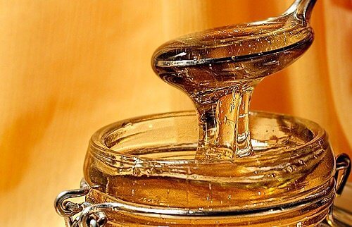 Mierea este un ingredient ideal pentru a prepara o mască exfoliantă