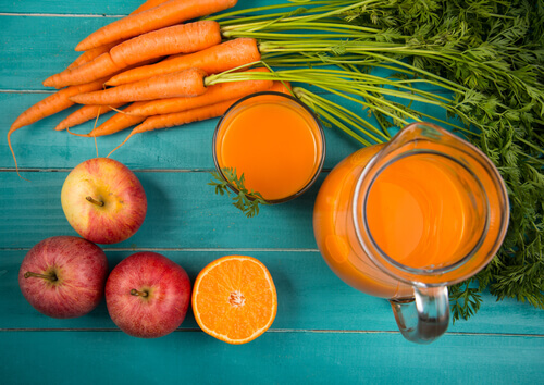 Menține frumusețea pielii cu un smoothie de morcovi și mere