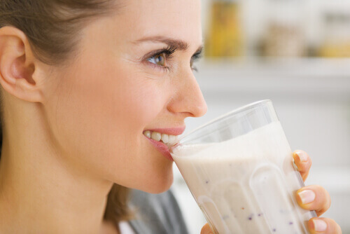 Menține frumusețea pielii cu un smoothie cu semințe de in