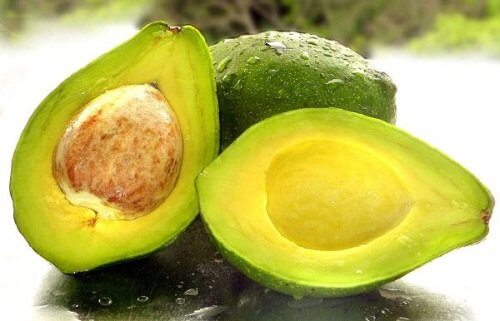 Împiedică oxidarea fructelor de avocado păstrând sâmburele intact