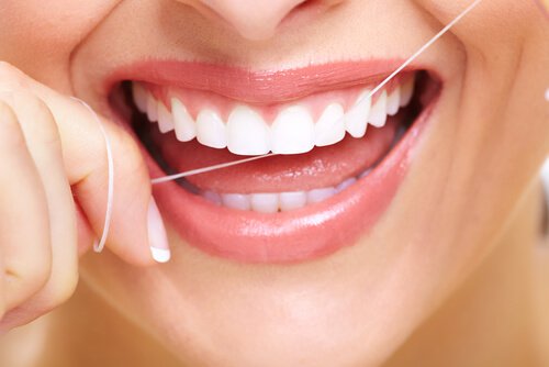 Trebuie să folosești ață dentară pentru a îndepărta placa bacteriană