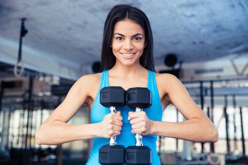 Ridicarea greutăților ajută la tonifierea musculaturii