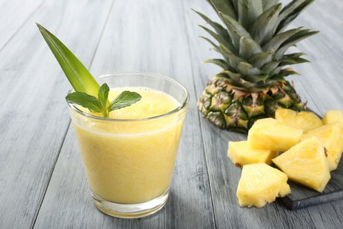 Un smoothie cu ananas arde grăsimea de pe abdomen