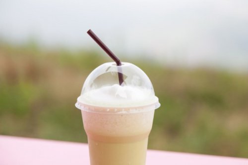 Bea un smoothie cu cafea bogat în proteine