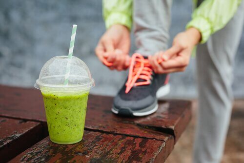 Bea smoothie-uri pentru a arde grăsimea de pe abdomen
