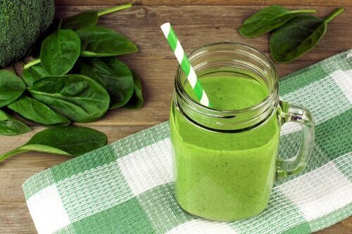 Un smoothie verde arde grăsimea de pe abdomen