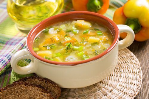 4 rețete de supe care elimină toxinele