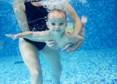 Înecul este un risc și pentru copiii care înoată bine