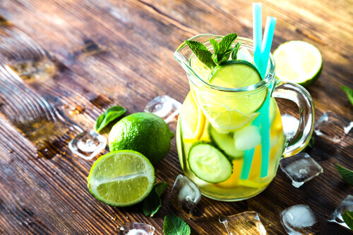 Rețete de apă detoxifiantă cu lămâie