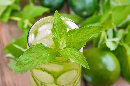 Adaugă mentă în rețetele de apă detoxifiantă