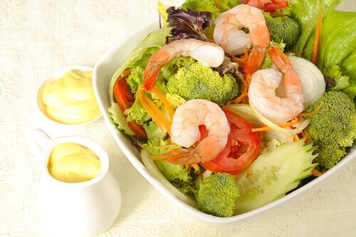 Te sfătuim să mănânci salată cu broccoli și crevete