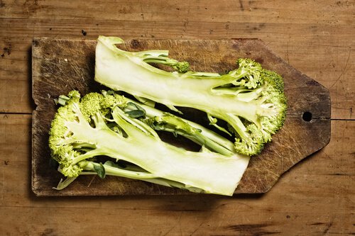 Multe persoane nu știu că tulpina de broccoli este comestibilă