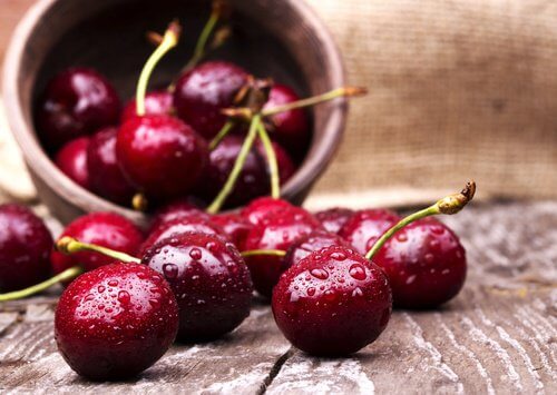 Cireșe pe lista de diuretice naturale pentru retenția de apă