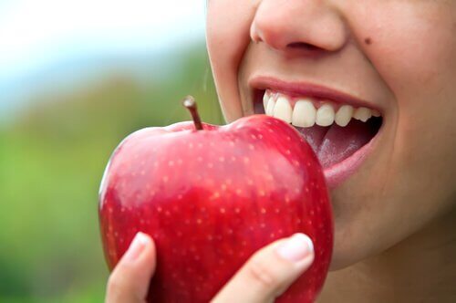 Cum să obții un bust ferm prin consumul de mere