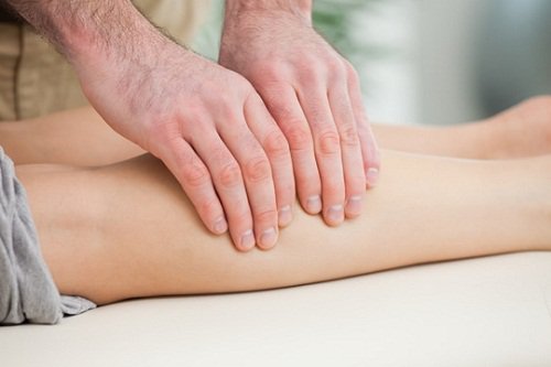 Crampele musculare pot fi ameliorate cu un masaj
