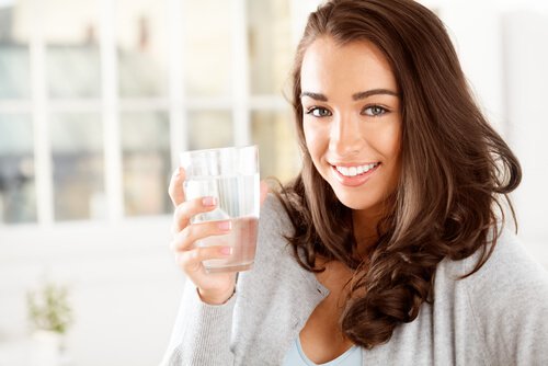 Beneficiile unei cure de detoxifiere cu oțet de mere pentru femei