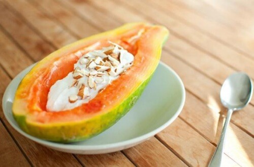 Dacă ai poftă de fructe antiinflamatorii, încearcă papaya cu iaurt