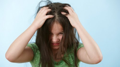 Părul copiilor necesită protecție împotriva mătreții