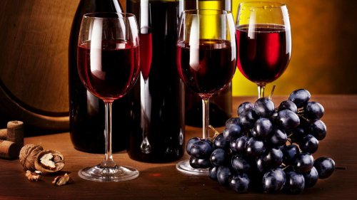 Un pahar de vin roșu ajută digestia
