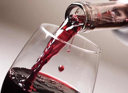 Un pahar de vin roșu are multe beneficii