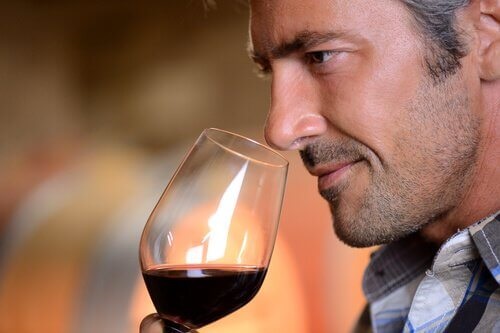 Bea un pahar de vin roșu la cină