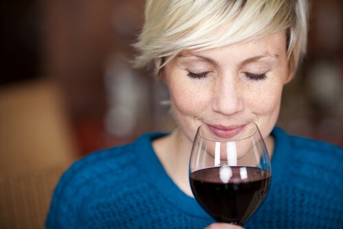 Un pahar de vin roșu este benefic pentru ochi