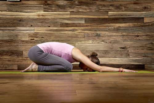 Practică yoga pentru a alunga tristețea