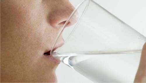 Un pahar de apă pe stomacul gol – 10 beneficii