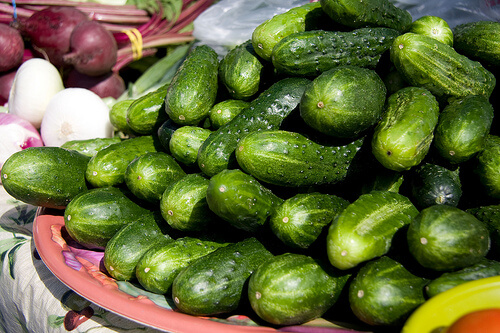 Deși multe persoane îi consideră legume, castraveții sunt de fapt fructe