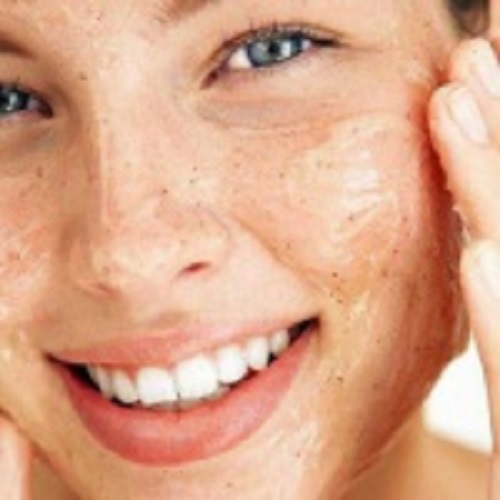 Cum îți exfoliezi pielea în mod natural