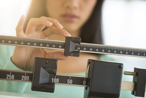 Fluctuațiile în greutate printre simptomele timpurii ale hipotiroidismului