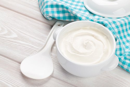 Iaurtul cu probiotice ameliorează iritațiile vaginale