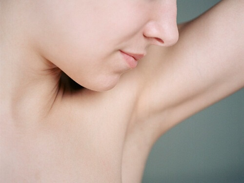6 remedii naturale pentru pielea închisă de la subraț - Doza de Sănătate