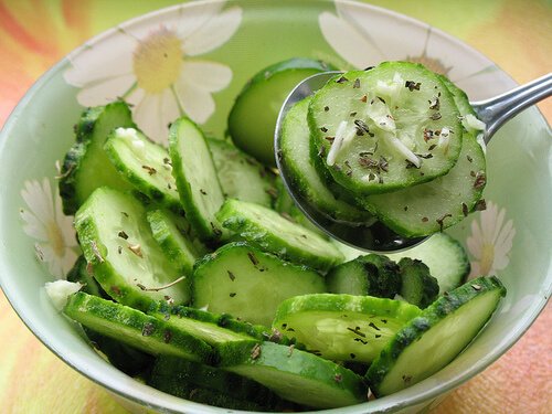 Salată de castraveți hrănitoare și sănătoasă
