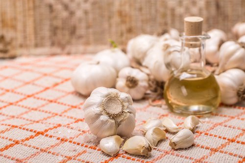 Usturoiul înmoaie pielea și este un ingredient folosit în creme naturale pentru bătăturile picioarelor