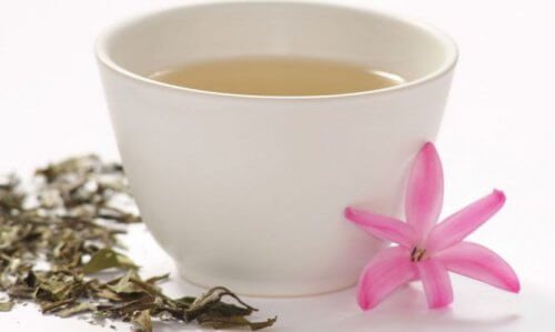 Ceaiul alb este unul dintre alimentele bogate în flavonoide