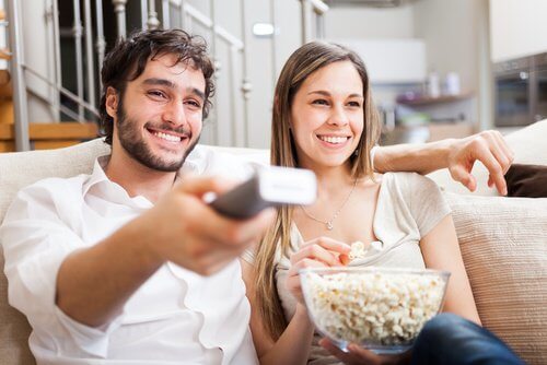 Un cuplu fericit vizionează filme în timpul liber