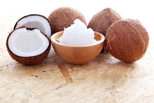 Apa de nucă de cocos previne căderea părului