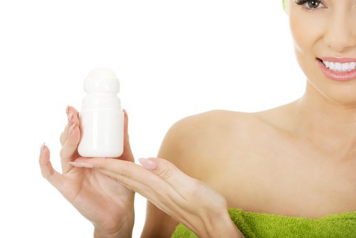 Produsele antiperspirante nu trebuie aplicate niciodată pe pielea feței
