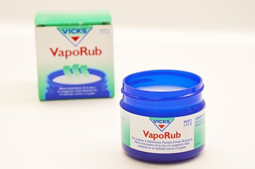 Remedii naturale pentru ciuperca unghiei cu Vaporub