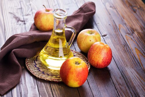 Remedii naturiste pentru bufeuri precum oțetul de mere