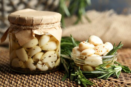 Remedii pentru otita externă precum uleiul de usturoi
