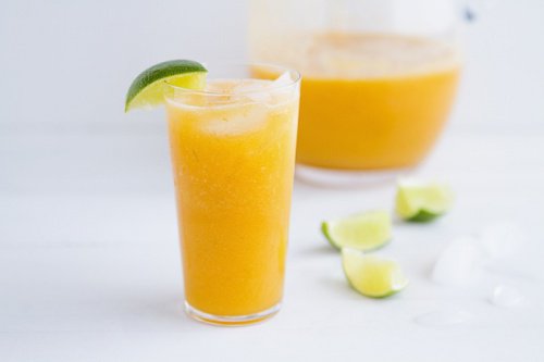 Un smoothie cu grepfrut, lămâie și măr pentru slăbit