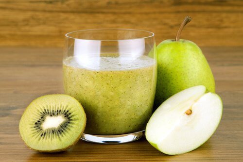 Poți să tratezi balonarea cu smoothie natural