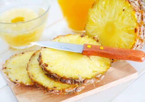 Ananasul este util pentru a elimina acrocordoanele