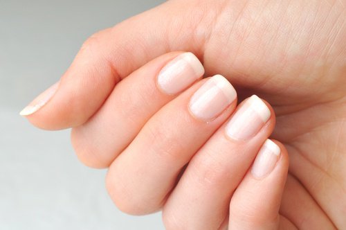Beneficii ale uleiului de ricin precum întărirea unghiilor