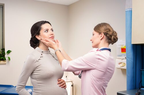 Cancerul tiroidian la femei examinat de medic
